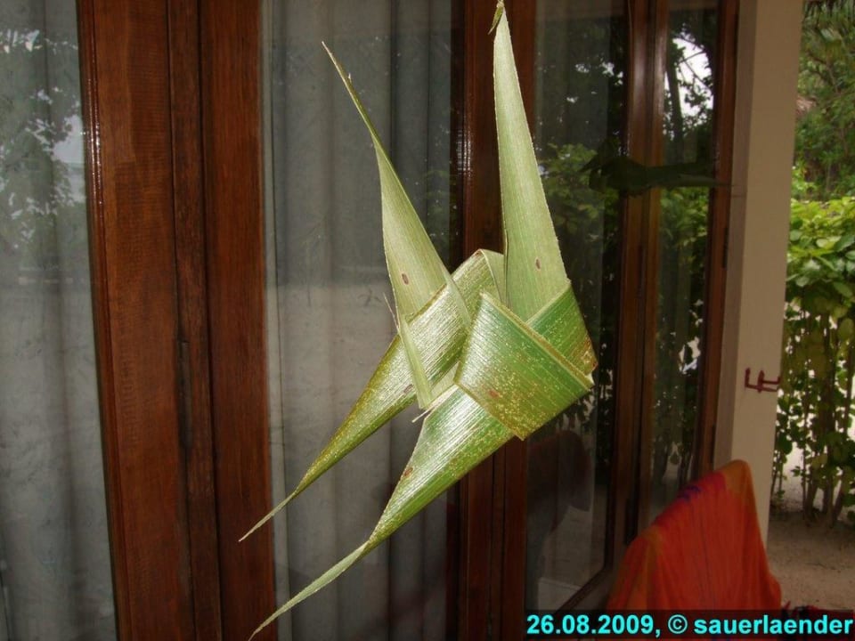 Fisch aus Blättern vom Roomboy Vilamendhoo Island Resort & Spa