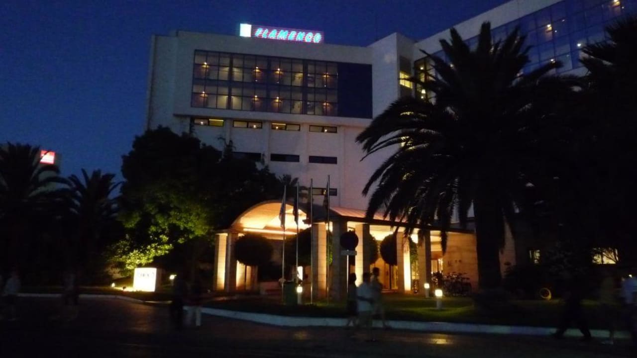 Blick von der Landseite auf den Eingang Hipotels Flamenco