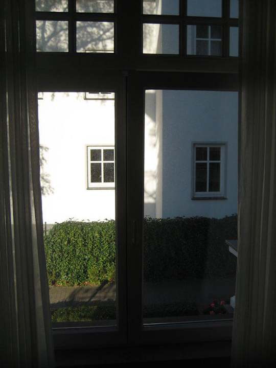 Ein Blick aus dem Zimmerfenster in den Garten Hotel Imperial Binz