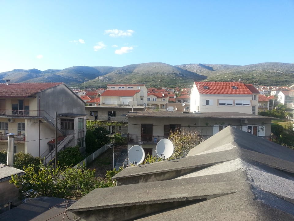 Blick aus nach hinten liegendem Zimmer ( ruhiger) Aparthotel Bellevue