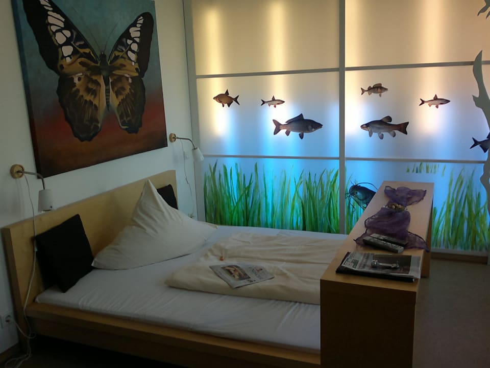 Beleuchtete Wand mit Fischmotiven Pension Spreewelten