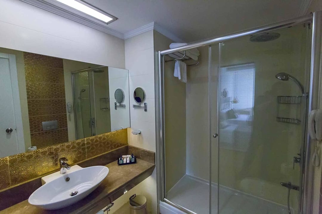 Bad & geräumige Dusche Kirman Belazur Resort & Spa