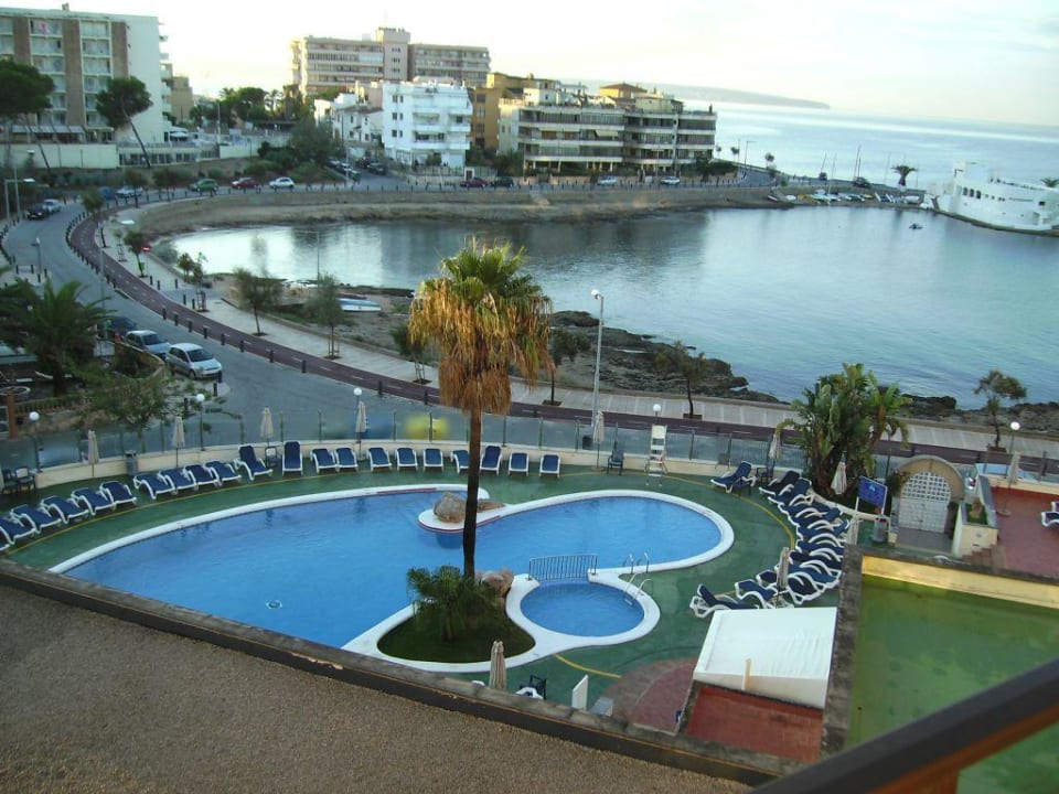 Blick aus dem Zimmer auf den Pool und Meer AluaSoul Palma