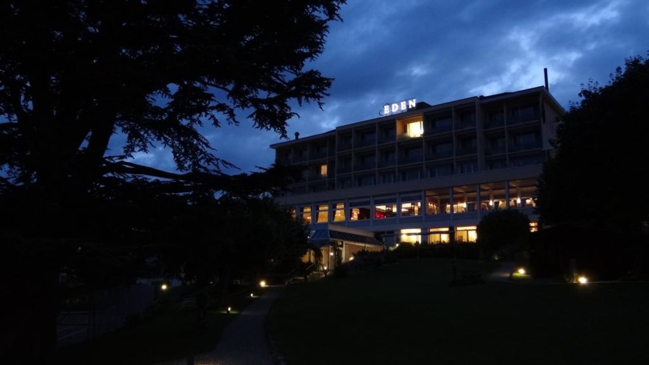 Hotel von der Gartenanlage aus Hotel Eden Spiez