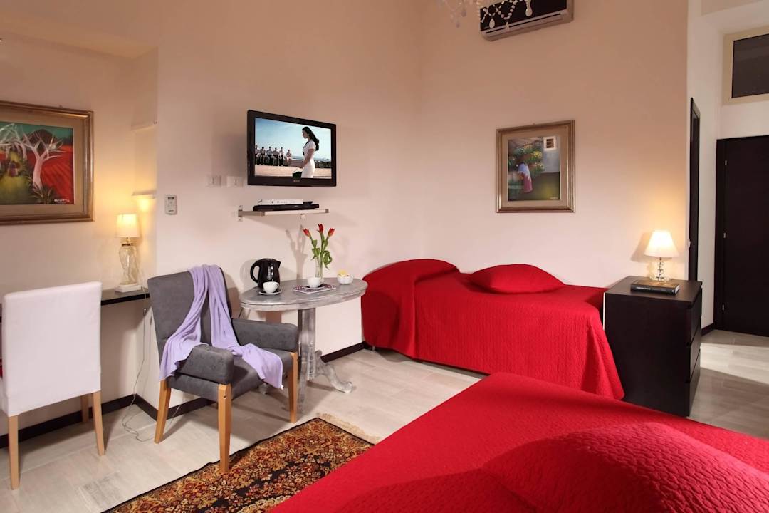 Quadruple Room with Balcony Roma Central Guest House