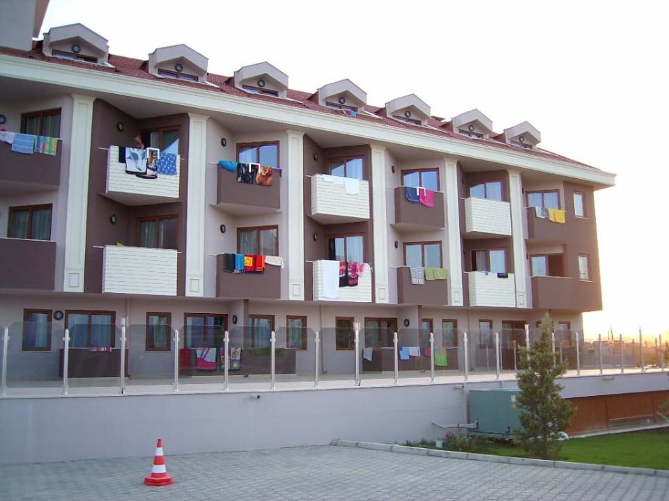 Hotel Frontansicht rechte Seite Hane Family Resort