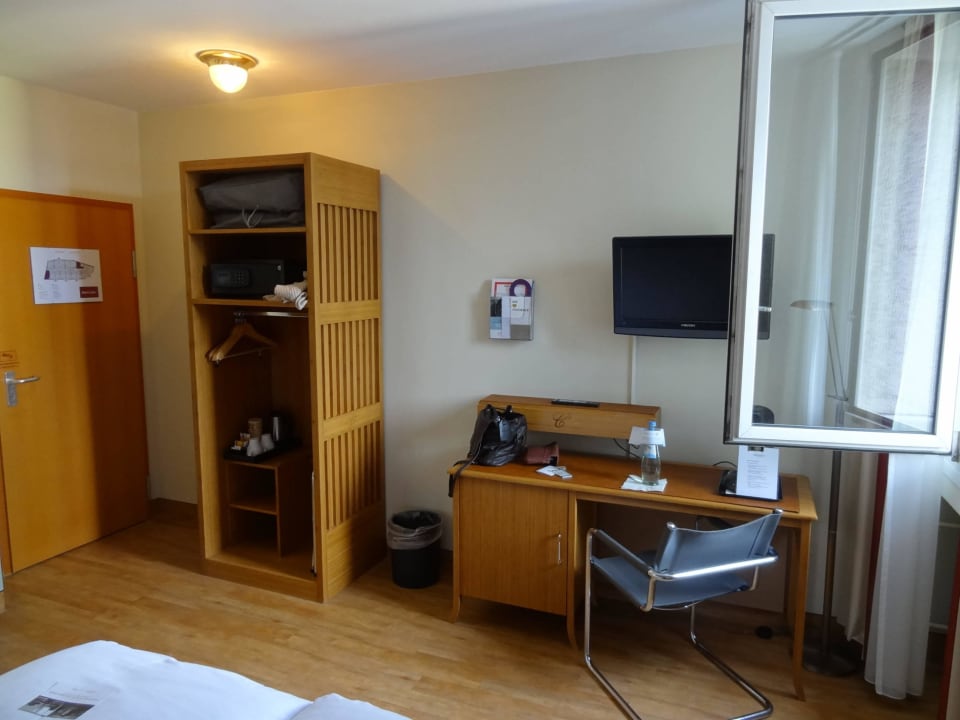 Schrank mit Tisch Mercure Hotel Berlin Zentrum