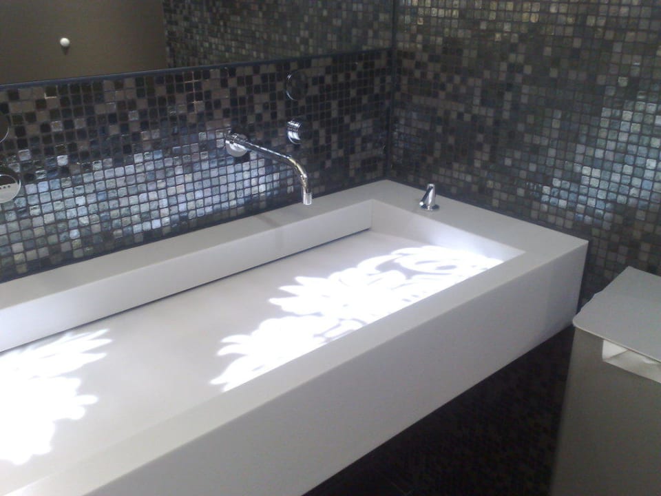 Bad im Empfangsbereich Motel One Hamburg Airport