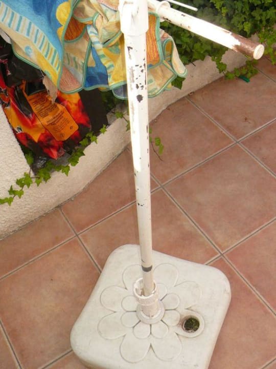 Kaputter Schirmständer Hotel Les Villageoises/Les Bastides