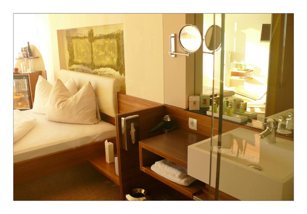 Die Glaswand, die Bad und Schlafzimmer trennt AVIVA make friends