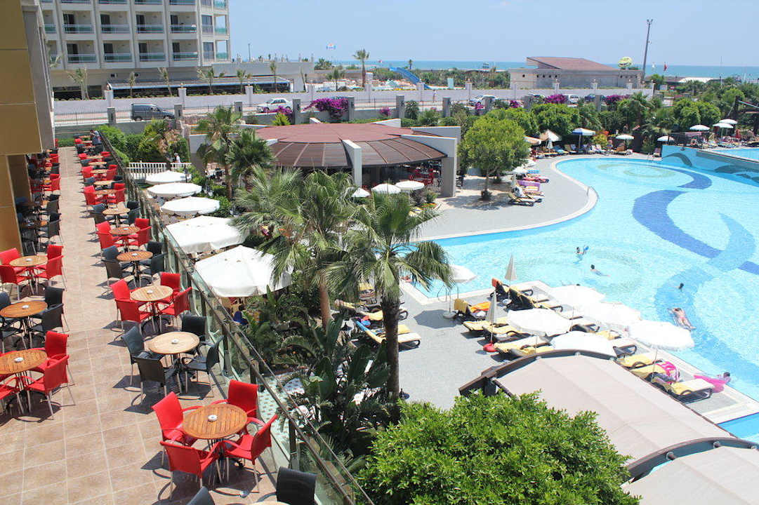 Großer Pool mit Außenbar (links) Aydinbey Kings Palace & Spa