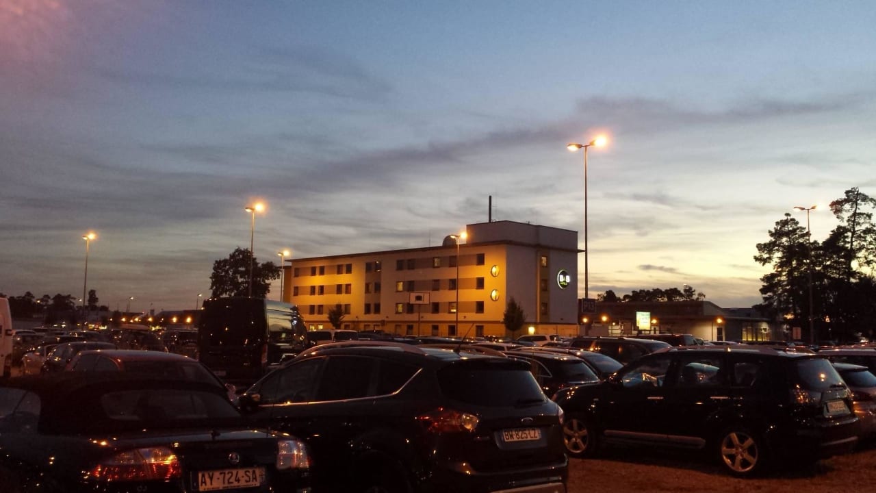 Hotel am Abend B&B Hotel Baden Airpark