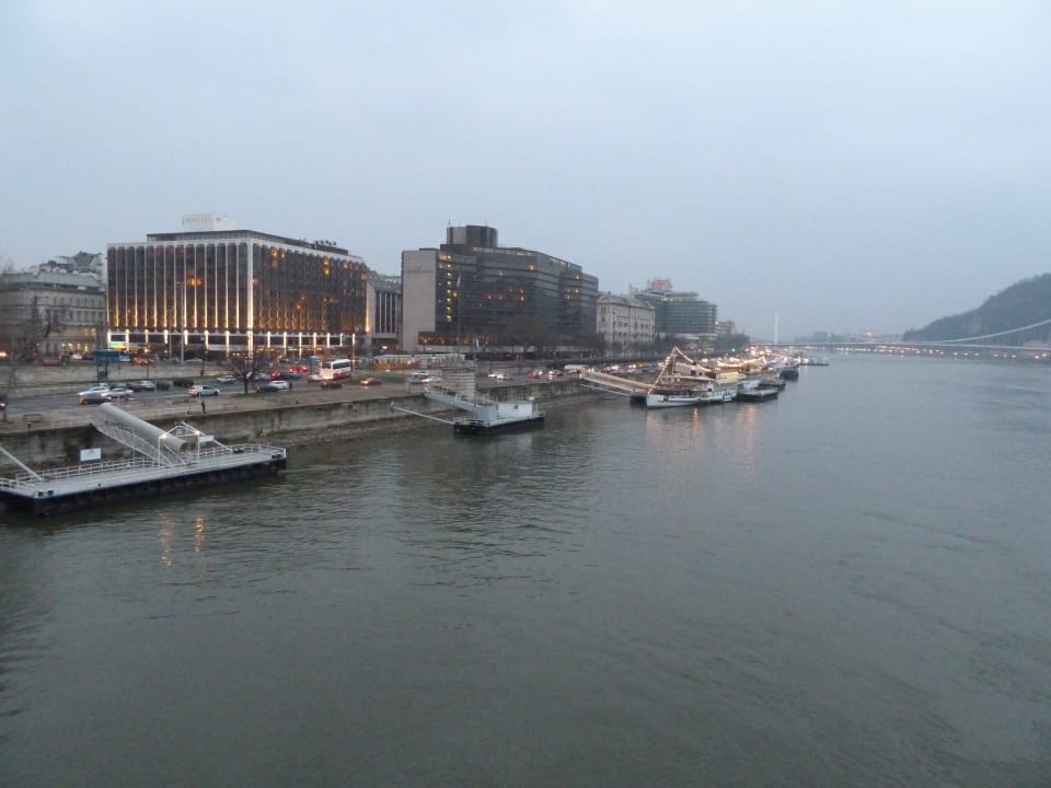 Blick von der Kettenbrücke Sofitel Budapest Chain Bridge