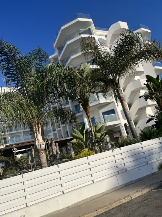 Außenansicht Hotel Vassos Nissi Plage