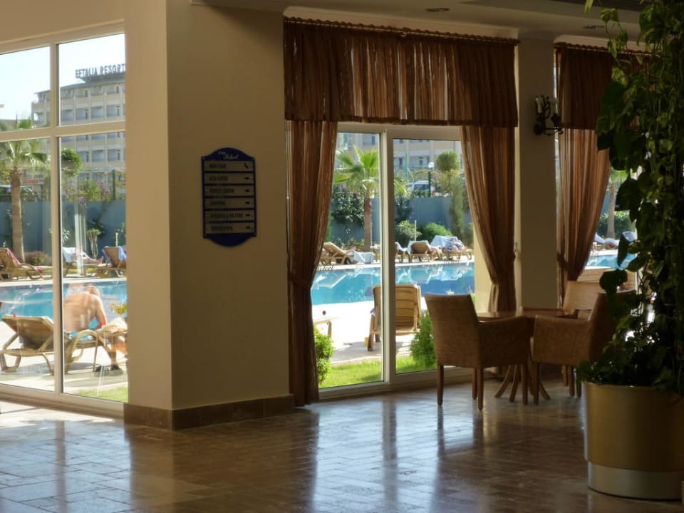 Blick zum Pool Solivia Hotel