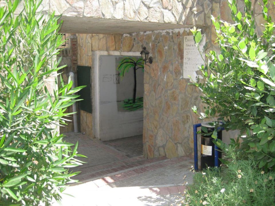 Die Unterführung zum Strand Sun Star Beach Hotel