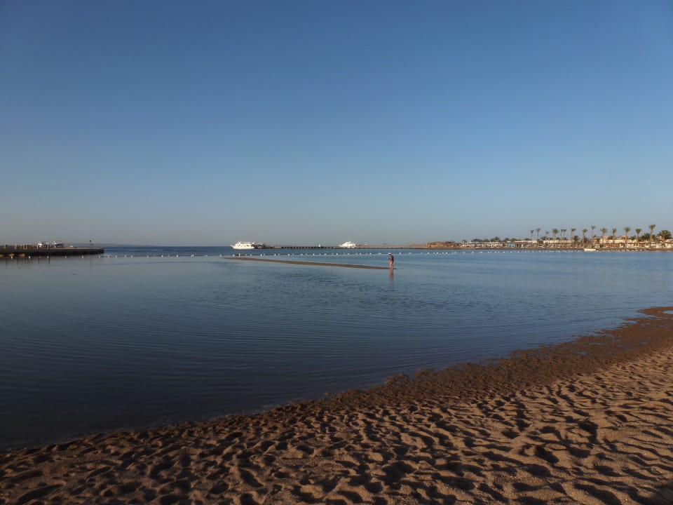 Der Strand mit der Sandbank die ins Meer führt Pickalbatros Dana Beach Resort - Hurghada