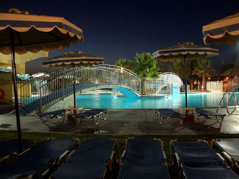 Pool bei Nacht Doreta Beach Resort & Spa