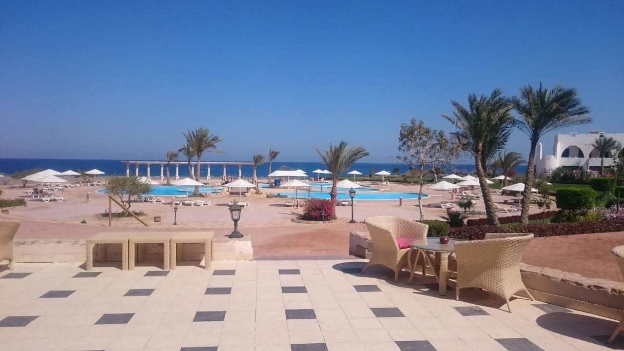 Blick von der Terrasse auf Pool Three Corners Equinox Beach Resort