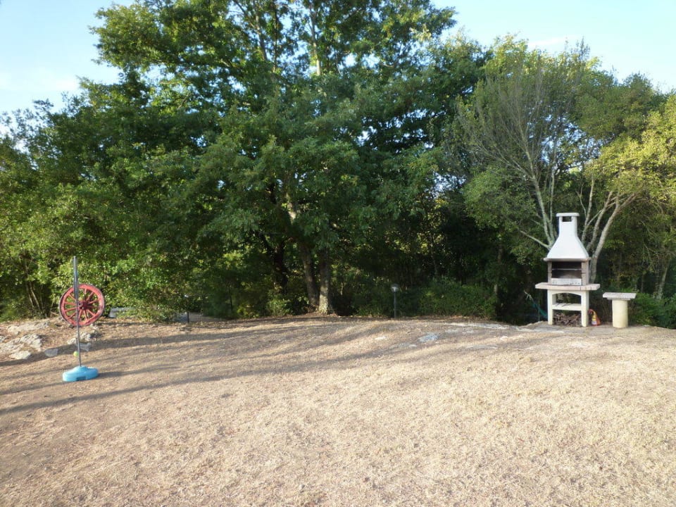 Der Grill, dahinter Boccia Bahn Hotel Campo Di Carlo