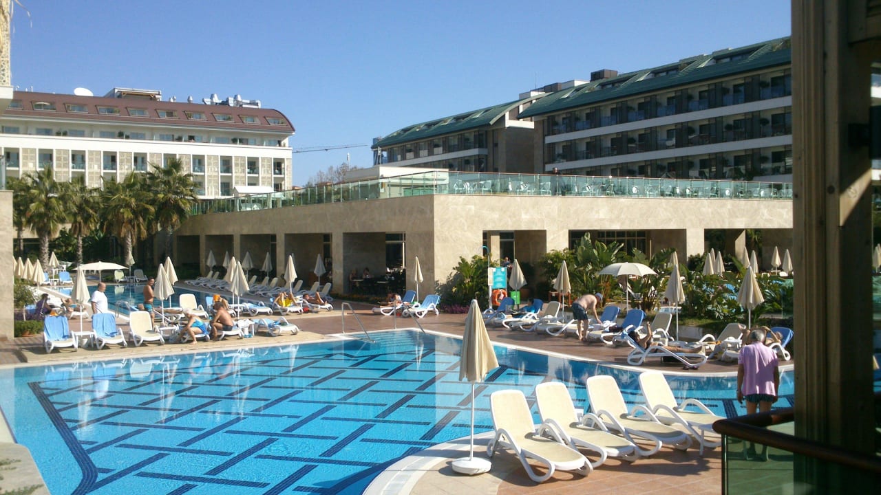 Pool mit Blick zum Hotel Sentido Trendy Verbena Beach