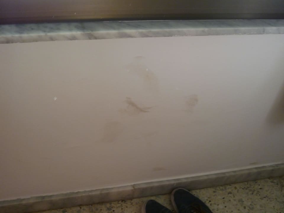 Dreckige Wände im Schlafzimmer Sun Club Playa del Ingles