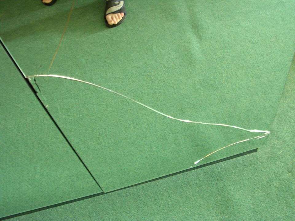 Kleiderschrank/ Suite mit kaputtem Spiegelglas GreenLine Landhotel Dresden