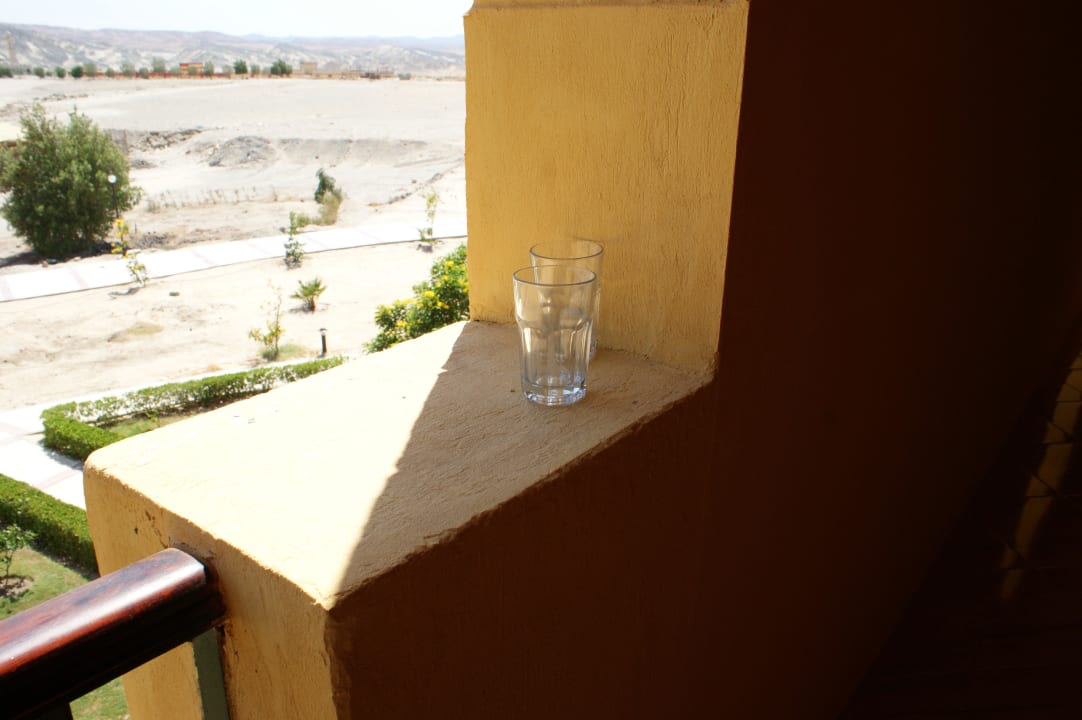 Gläser standen über eine Woche lang im Flus Malikia Resort Abu Dabbab