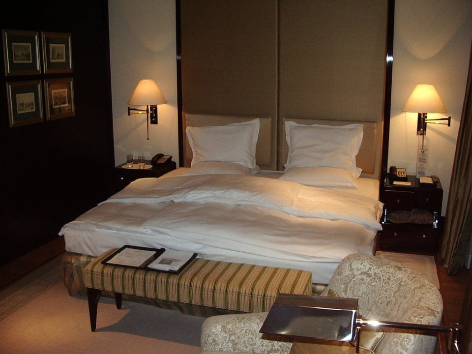 Aufgecktes Bett Hotel Adlon Kempinski Berlin