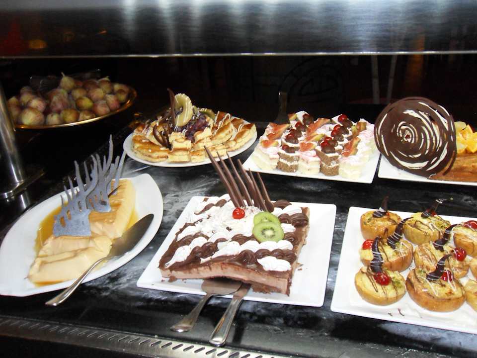 Lecker Kuchen vor dem Ansturm Beach Albatros Resort