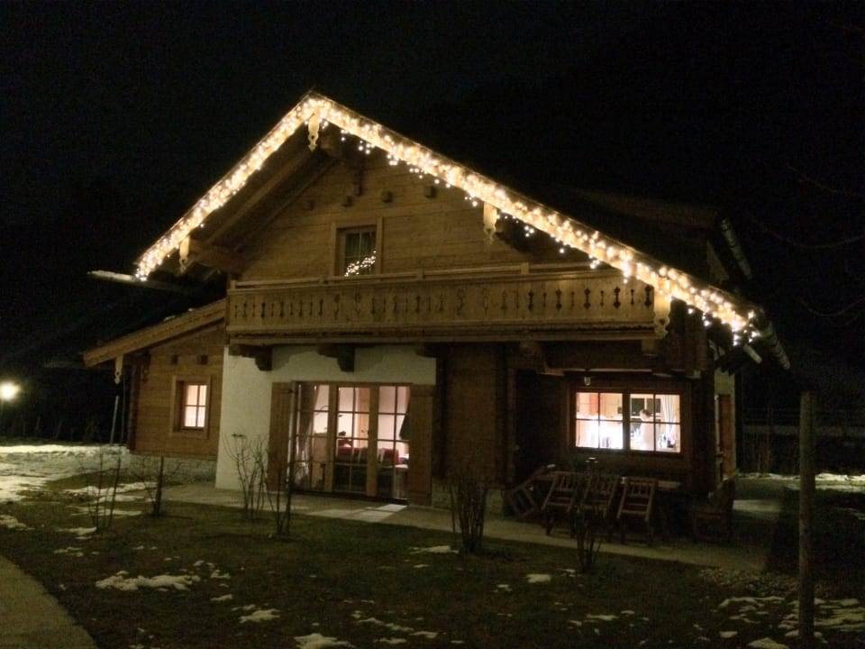 Haus von außen nachts Feriendorf Holzleb'n