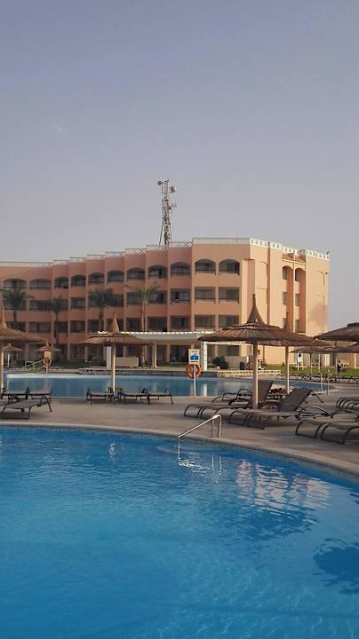 Man beachte den Funkmast 2 Beach Albatros Resort