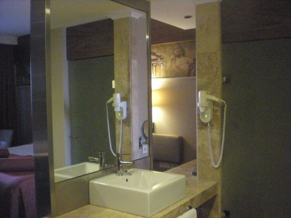 Waschbecken im offenen Badbereich Commodore Elite Suites & Spa - Adults only