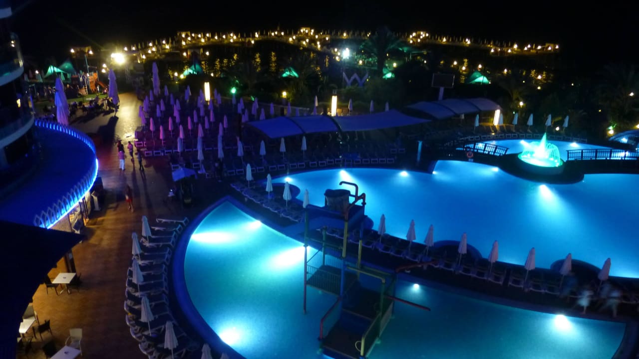 Pool bei Nacht Granada Luxury Okurcalar