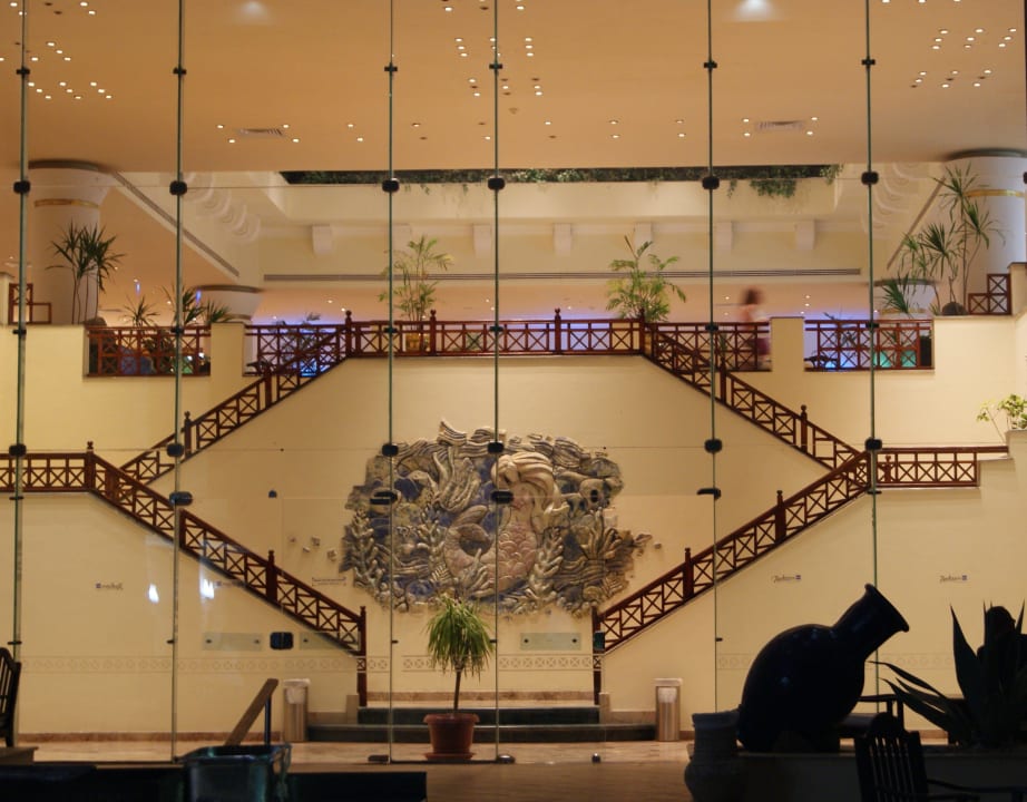 Widok recepcji nocą Aquis Taba Paradise Resort