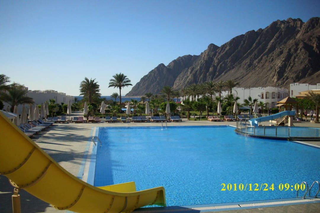 Blick zum Meer von einem Pool Happy Life Village