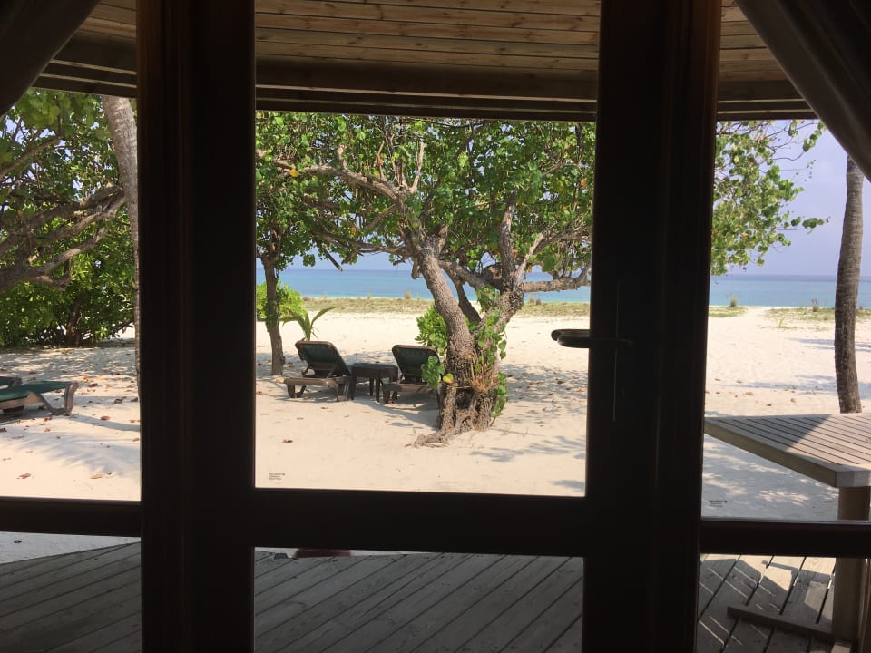 Jacuzzi Beach Villa Ausblick zum Strand Kuredu Island Resort & Spa