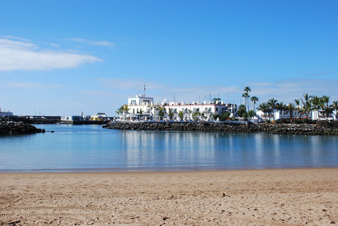 Plaża i widok hotelu Apartamentos LIVVO Puerto de Mogán