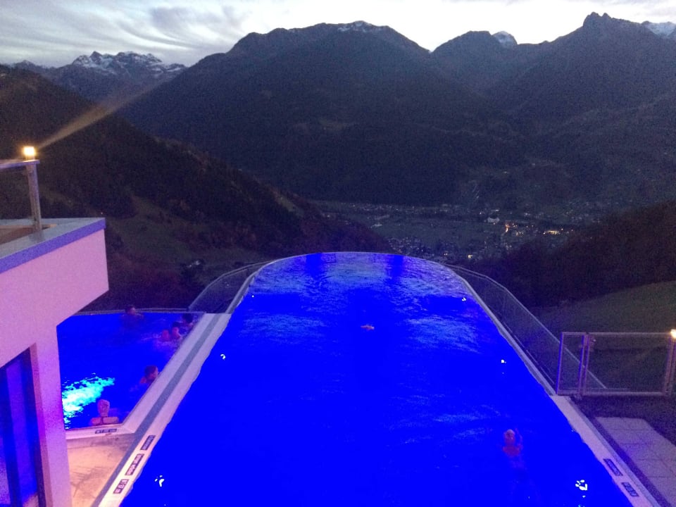 Toller 30° C warmer Infinity-Außenpool (abends) Hotel Fernblick Montafon