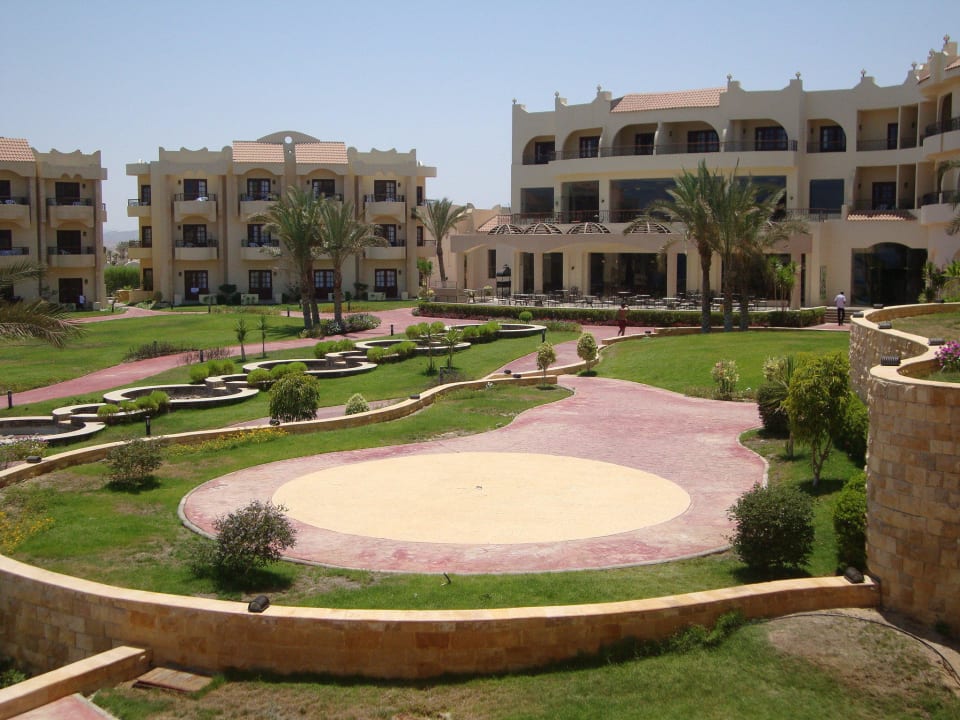 Teren przed restauracją Coral Hills Resorts & SPA