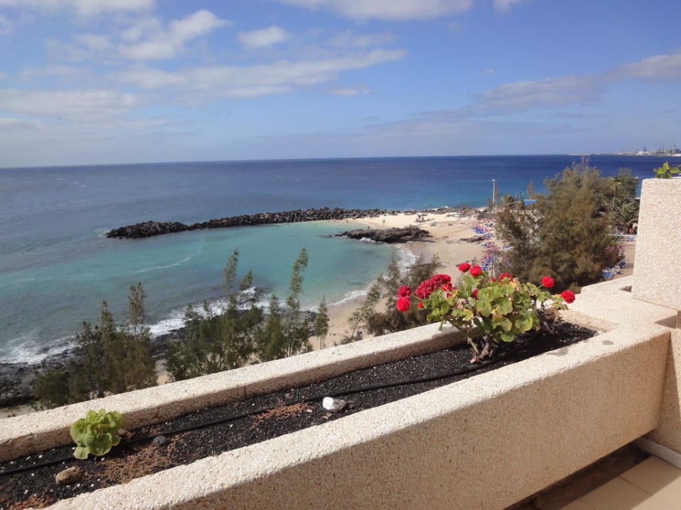 Ausblick von der Terrasse auf das Meer Hotel Grand Teguise Playa