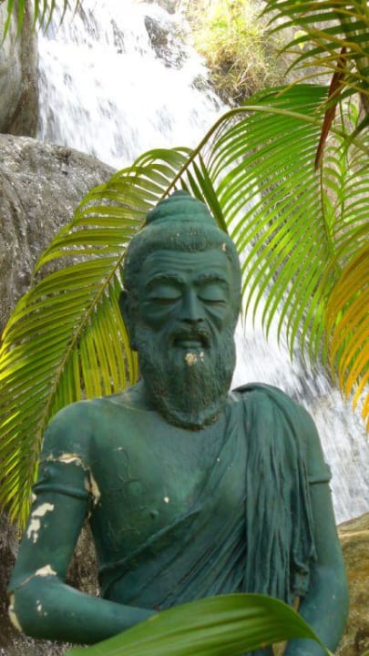 Wasserfall mit Statue Aida Ayurveda Resort & Spa