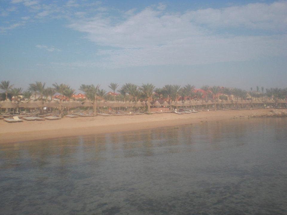 Blick vom Steg auf den Strand Sharm Grand Plaza Resort