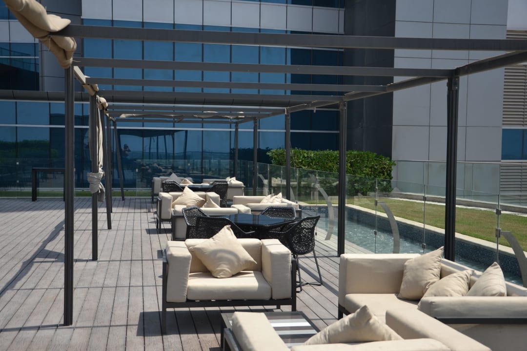 Sitzmöglichkeiten im Garten auf der Pooletage JW Marriott Marquis Hotel Dubai