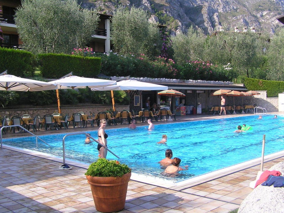 Oberer Pool mit Grillrestaurant Hotel Caravel