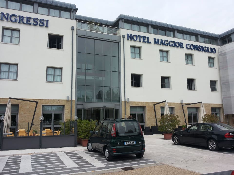 Parkplatz vorm Hotel Hotel B4 Treviso Maggior Consiglio