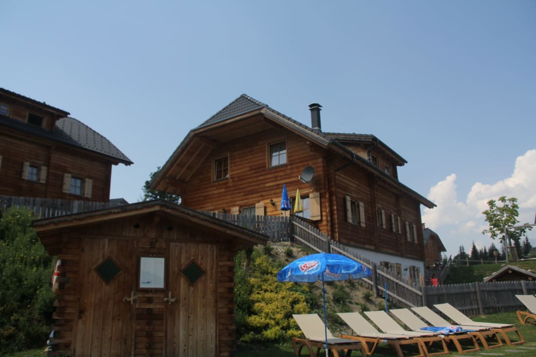 Almhütte vom Badeteich aus gesehen Almdorf Reiteralm & Almhotel Edelweiss