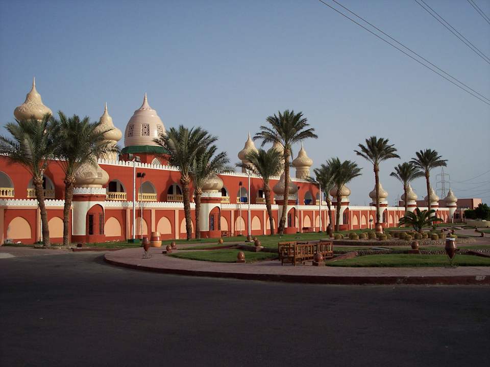 Großer Außengarten mittlerweile mit Blumen. Klasse Pickalbatros Alf Leila Wa Leila Resort - Neverland Hurghada