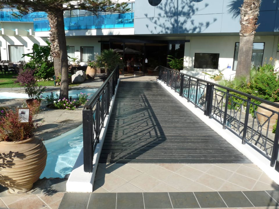 Brücke über Poolanlage Hotel Calypso Beach