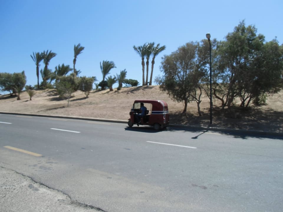 Straße vorm Hotel Panorama Bungalows Resort El Gouna